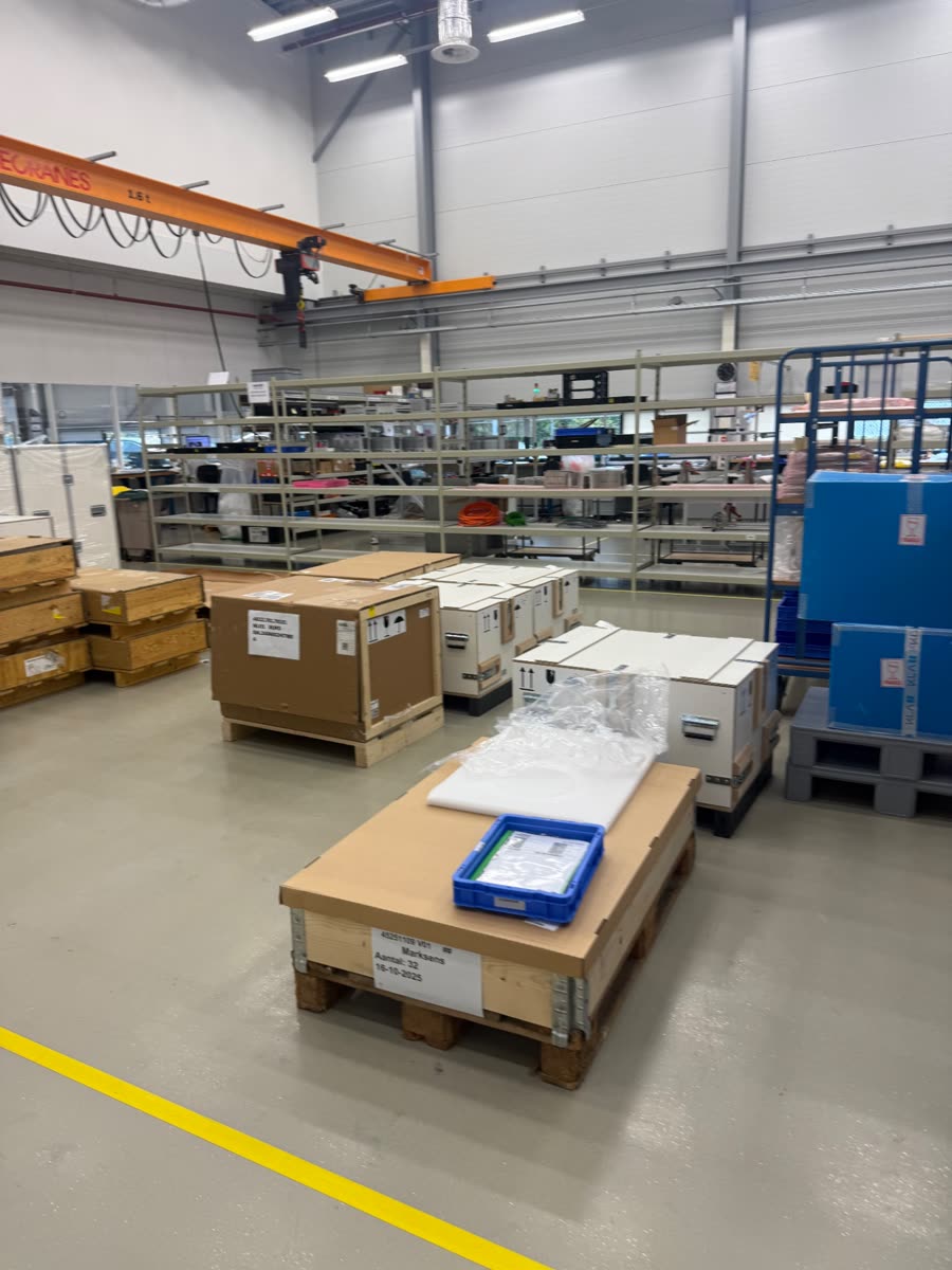 Bedrijfshal met ingepakte kisten en pallets voor een zakelijke verhuizing