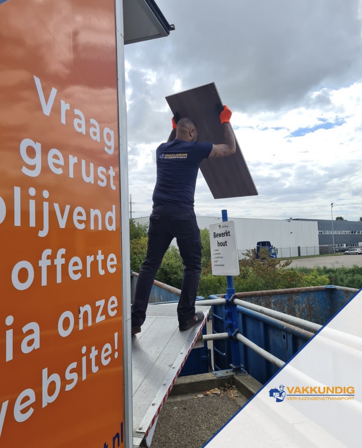 Medewerker van Vakkundig laadt bewerkt hout in een container tijdens een ontruiming