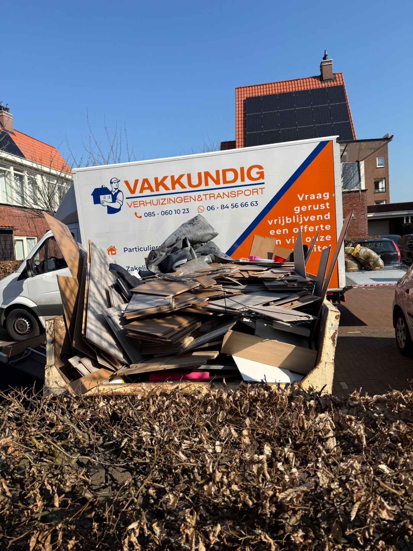 Container van Vakkundig gevuld met sloop- en inboedelafval voor een woning