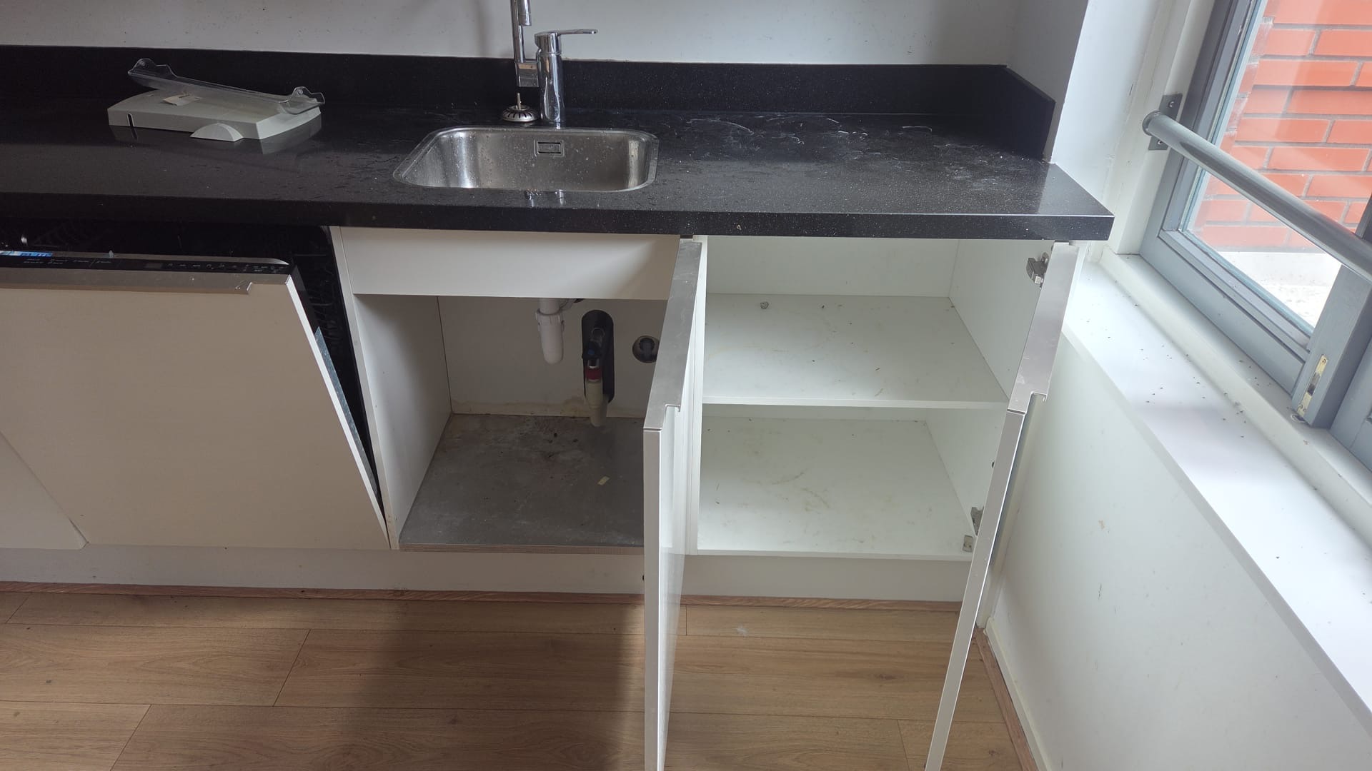 Lege keuken met grondig gereinigd werkblad en schone keukenkasten na een ontruiming