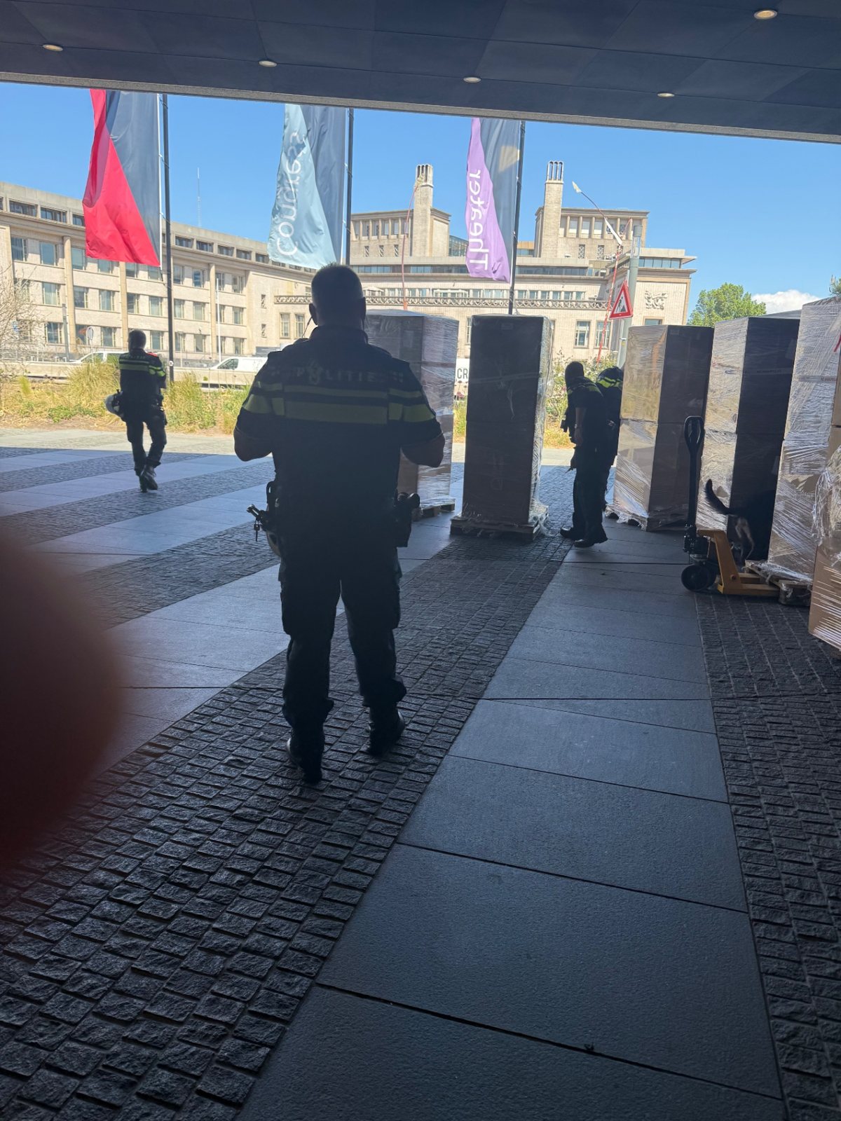 Pallets met materiaal klaar voor levering bij een beveiligd evenement in Den Haag