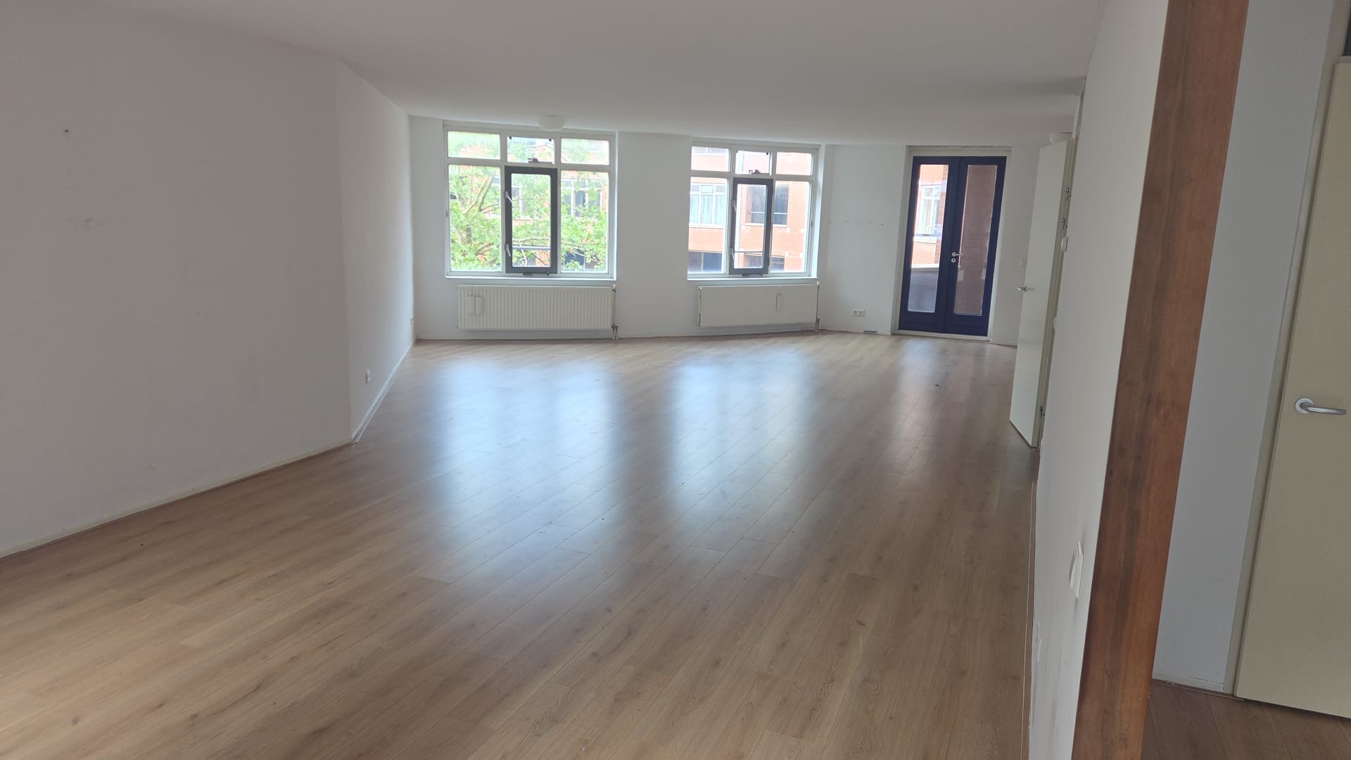 Leeg opgeleverde woonkamer, bezemschoon en verhuurbaar na ontruiming