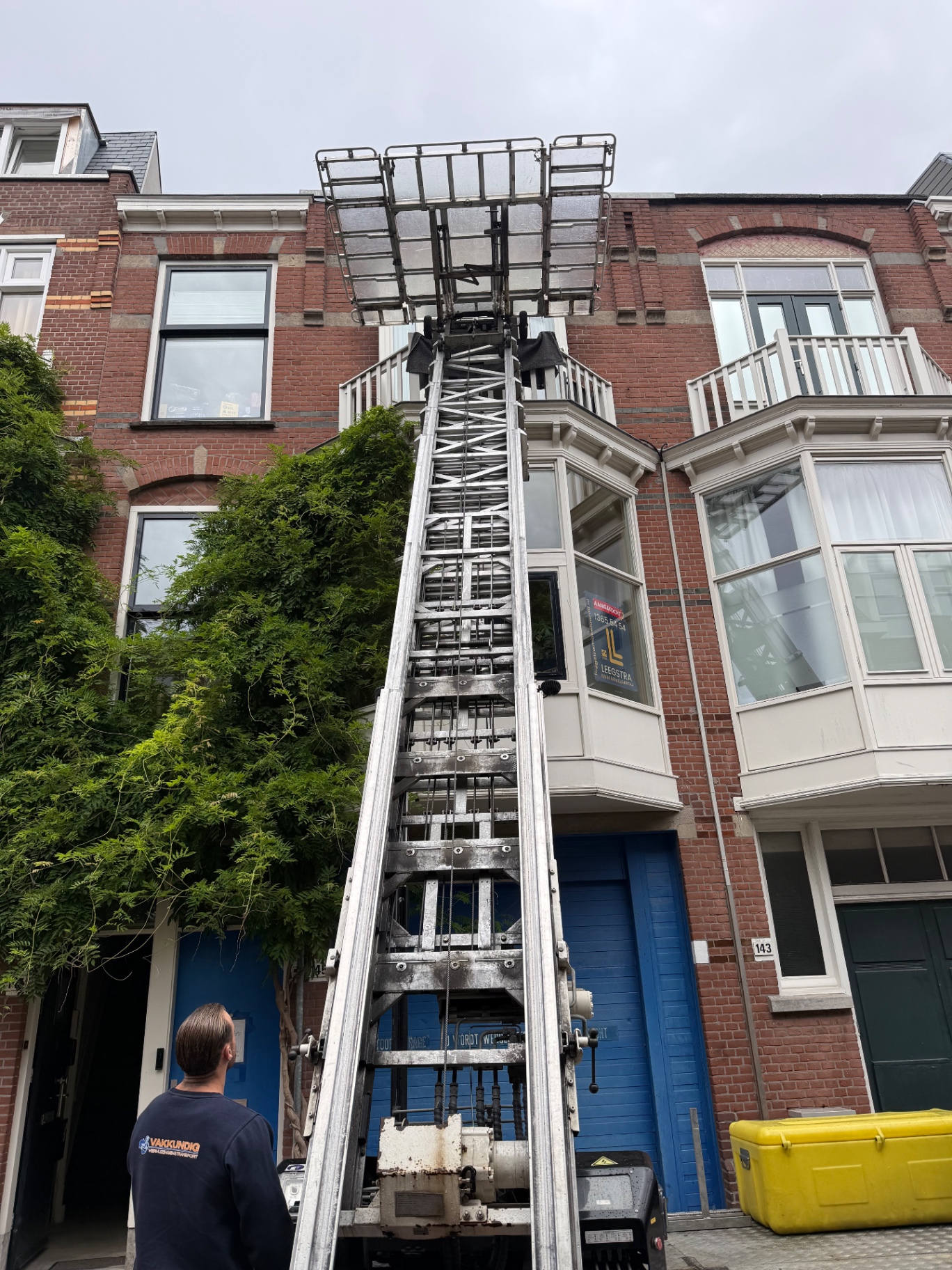 Verhuislift van Vakkundig uitgeschoven tot de derde verdieping van een herenhuis in Den Haag