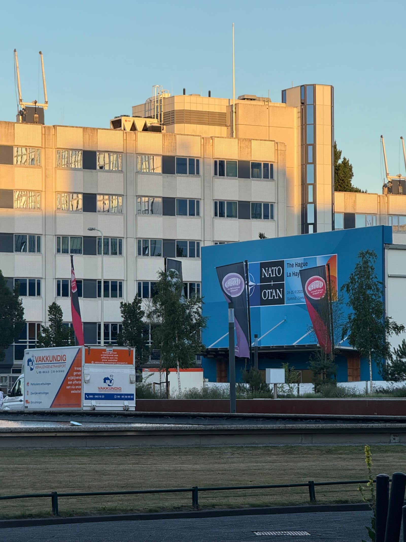 Verhuiswagen van Vakkundig bij de evenementenlocatie van de NAVO-top in Den Haag