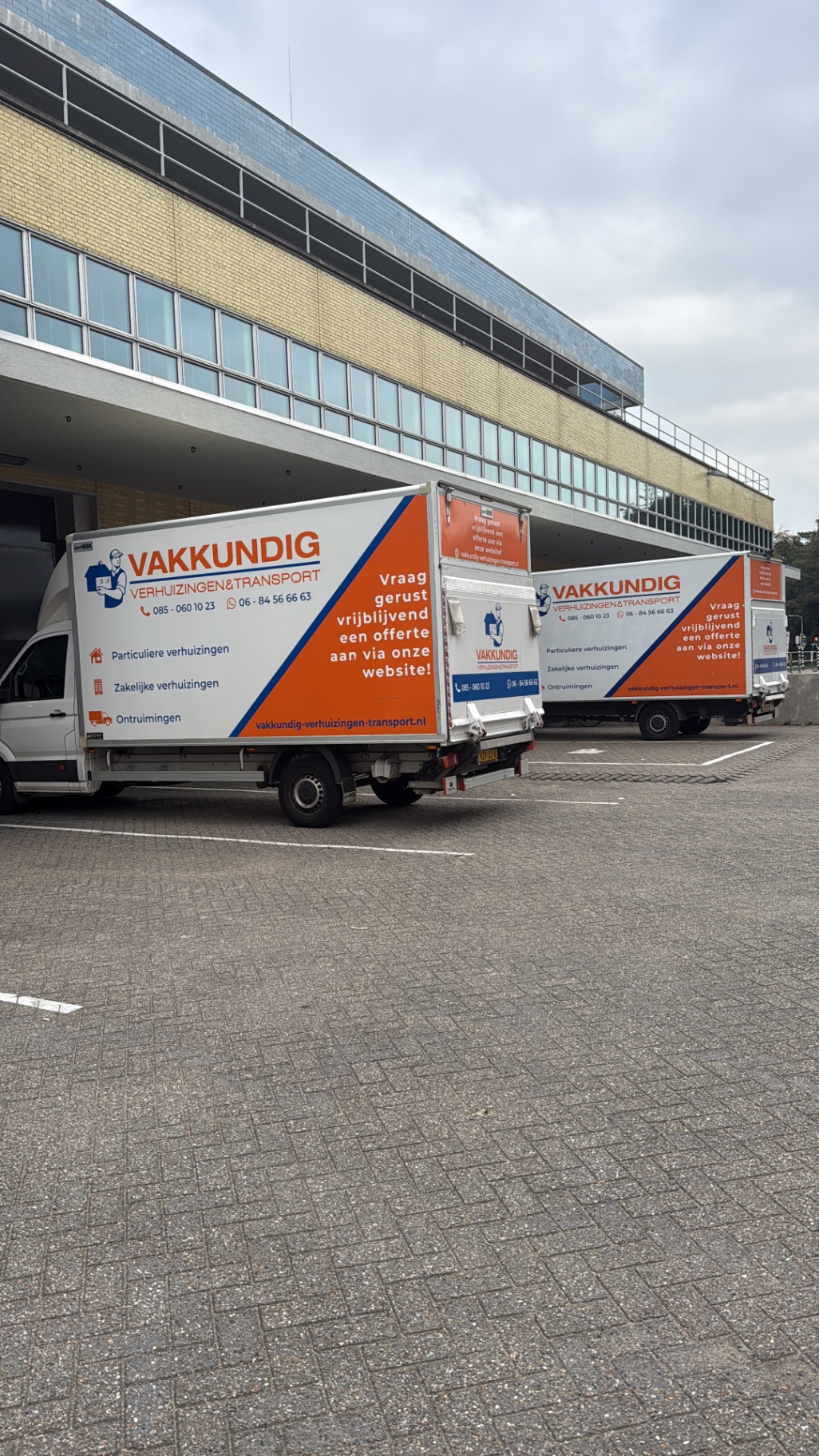 Twee verhuiswagens van Vakkundig Verhuizingen & Transport klaar voor een particuliere verhuizing