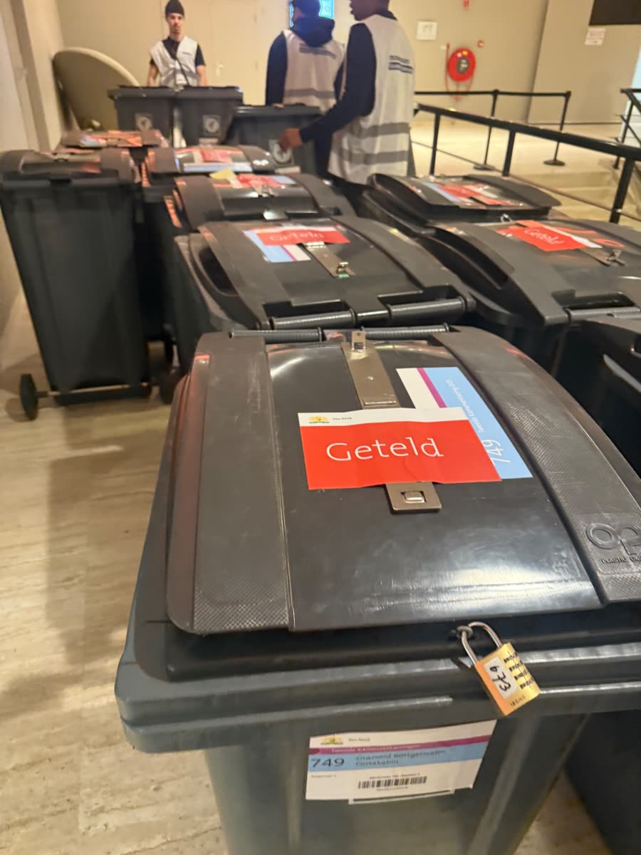 Getelde stembussen klaar voor transport tijdens de verkiezingen in Den Haag