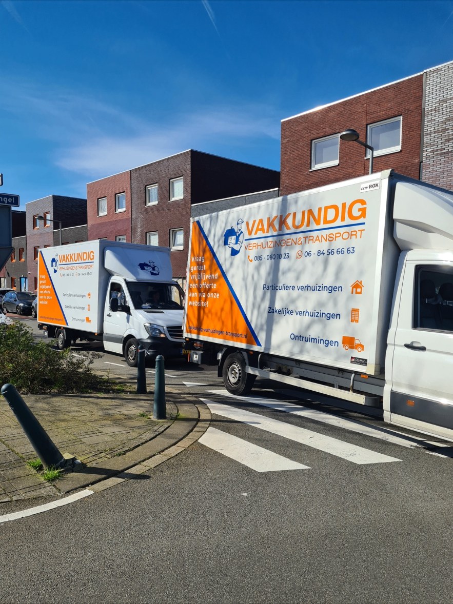 Bakwagens van Vakkundig Verhuizingen & Transport klaar voor een verhuizing