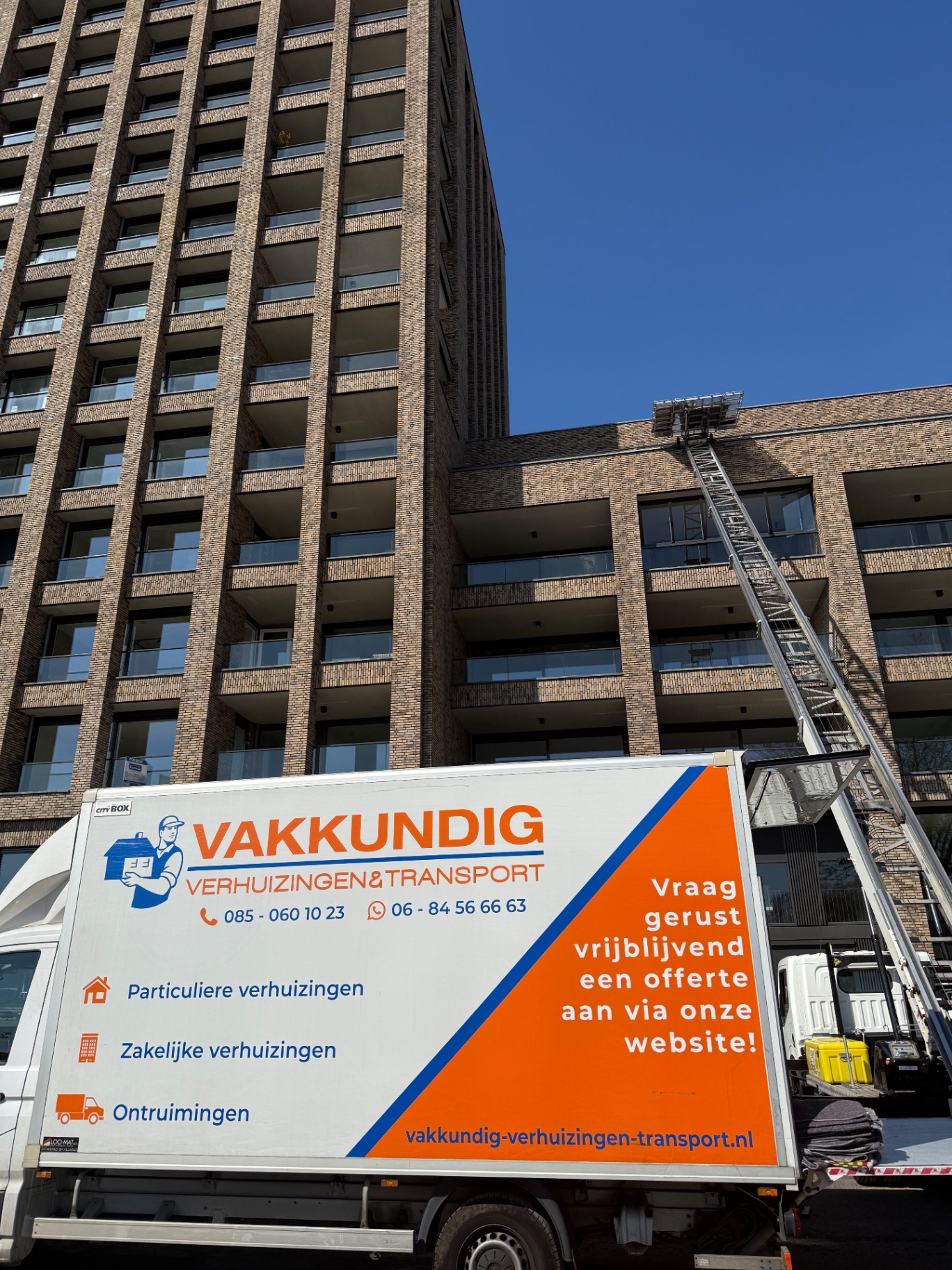 Verhuiswagen met verhuislift tot een hoog appartement tijdens een particuliere verhuizing