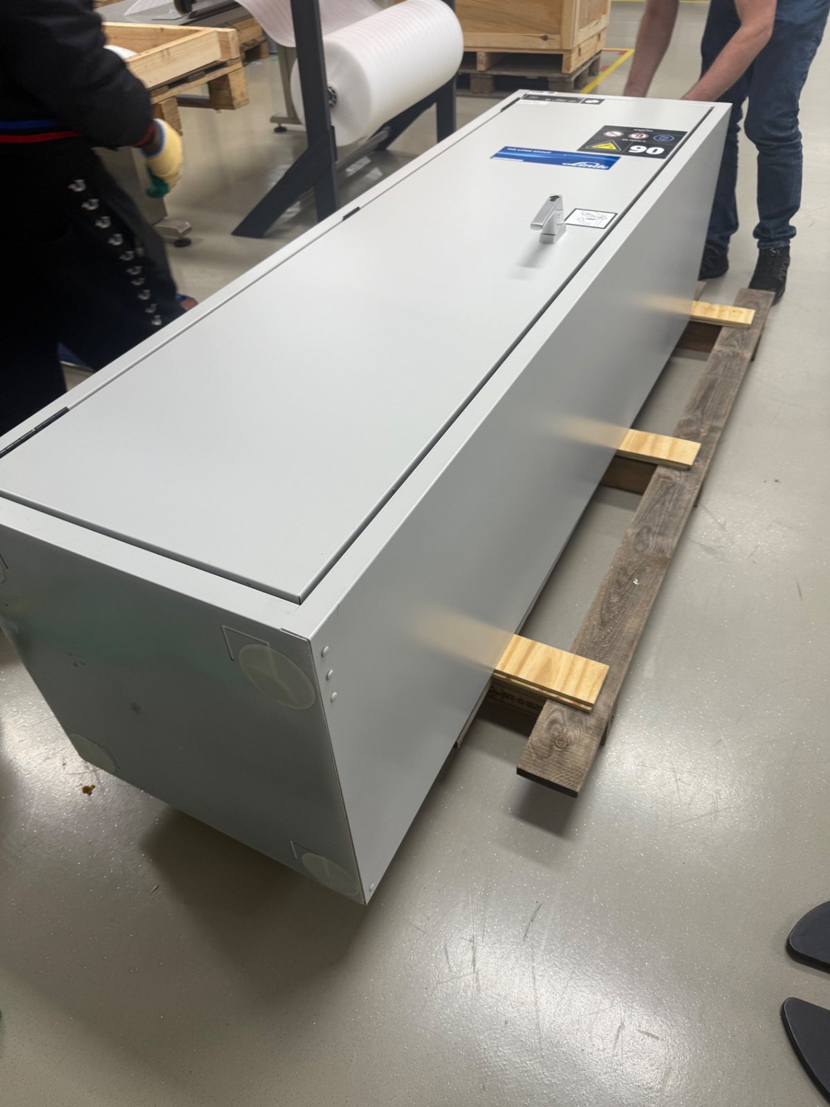 Grote metalen kast op een pallet met houten klossen klaar voor transport