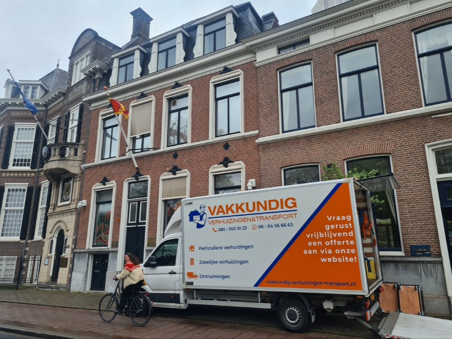 Bakwagen van Vakkundig voor een herenhuis in Den Haag