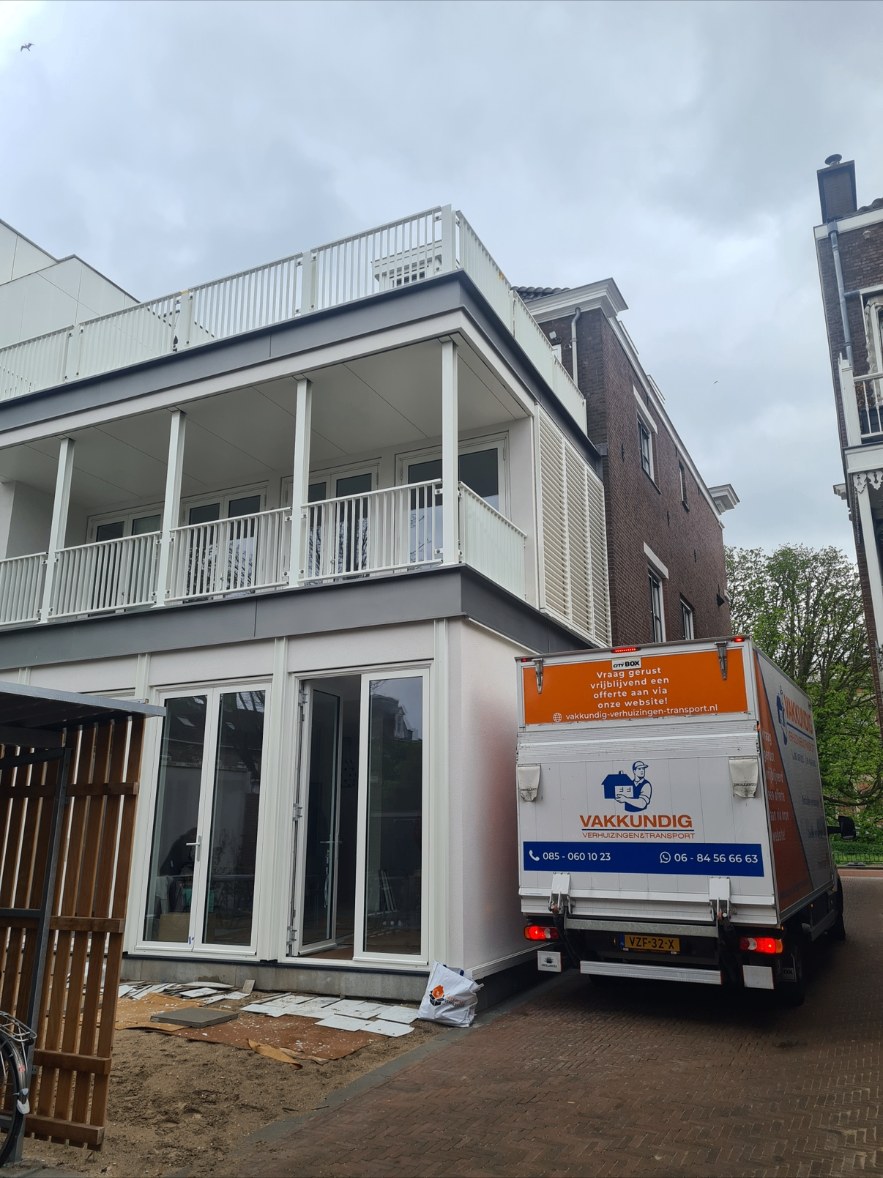 Bakwagen bij een nieuwbouwwoning met balkon