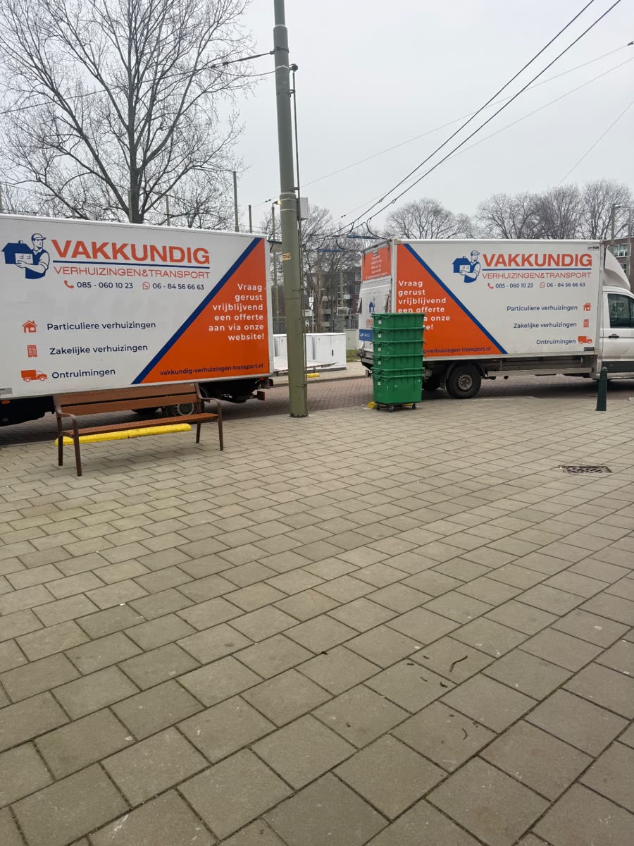 Twee verhuiswagens van Vakkundig Verhuizingen & Transport klaar voor een bedrijfsverhuizing